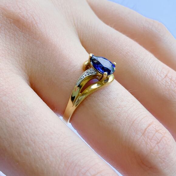 Solid 10k Yellow Gold Pear Cut Sapphire Ring Size 6.75 - Picture 13 of 15